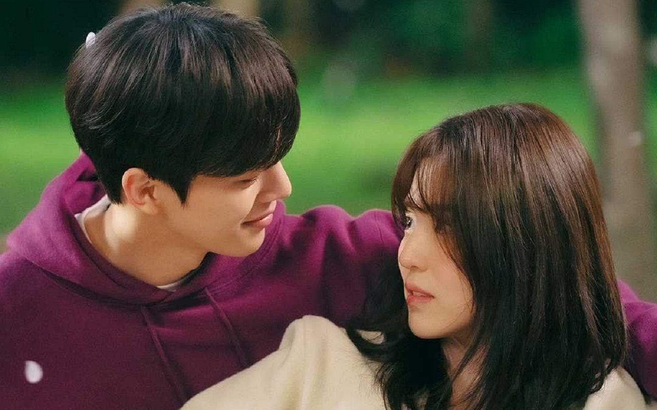 Song Kang Tunjukkan Ekspresi Malu-Malu di Depan Han So Hee Saat Syuting Adegan 'Nevertheless' Ini