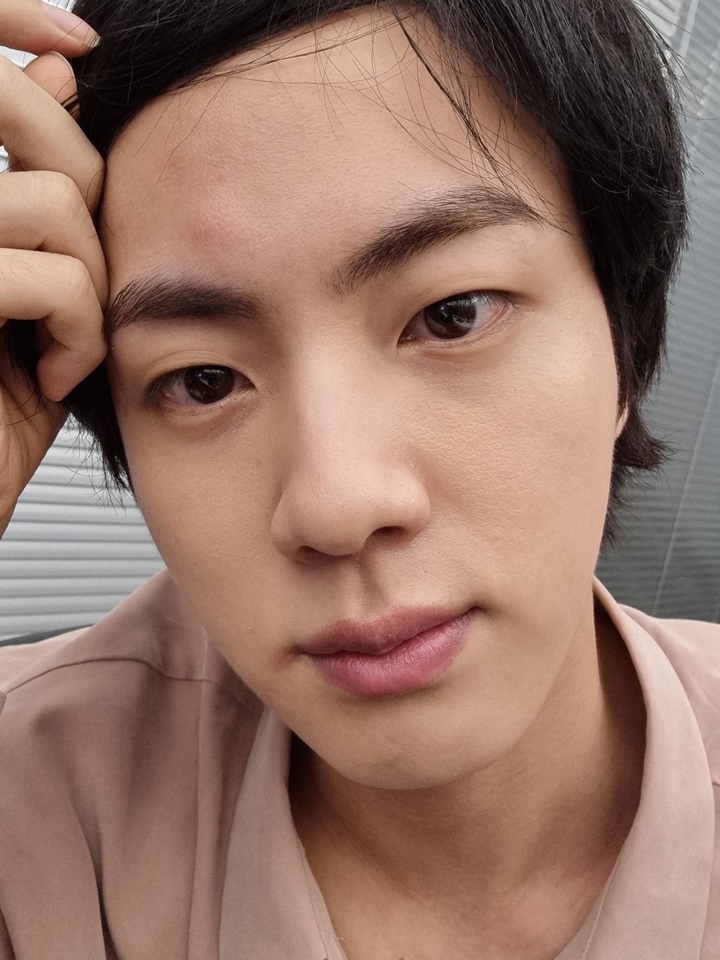 Kepala Jin BTS Kejedot Jendela, Begini Nasib Wajah Gantengnya