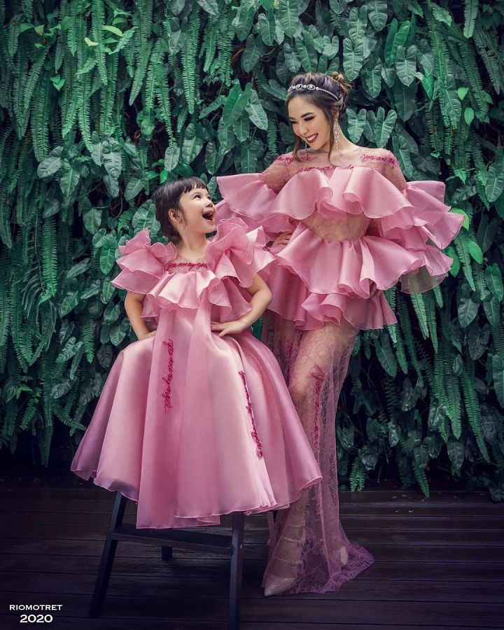 Kompak dengan warna <i>pink</i>