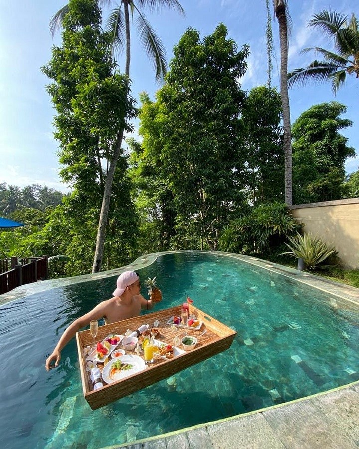 Outfit Ketika Bersantai Di Kolam Renang