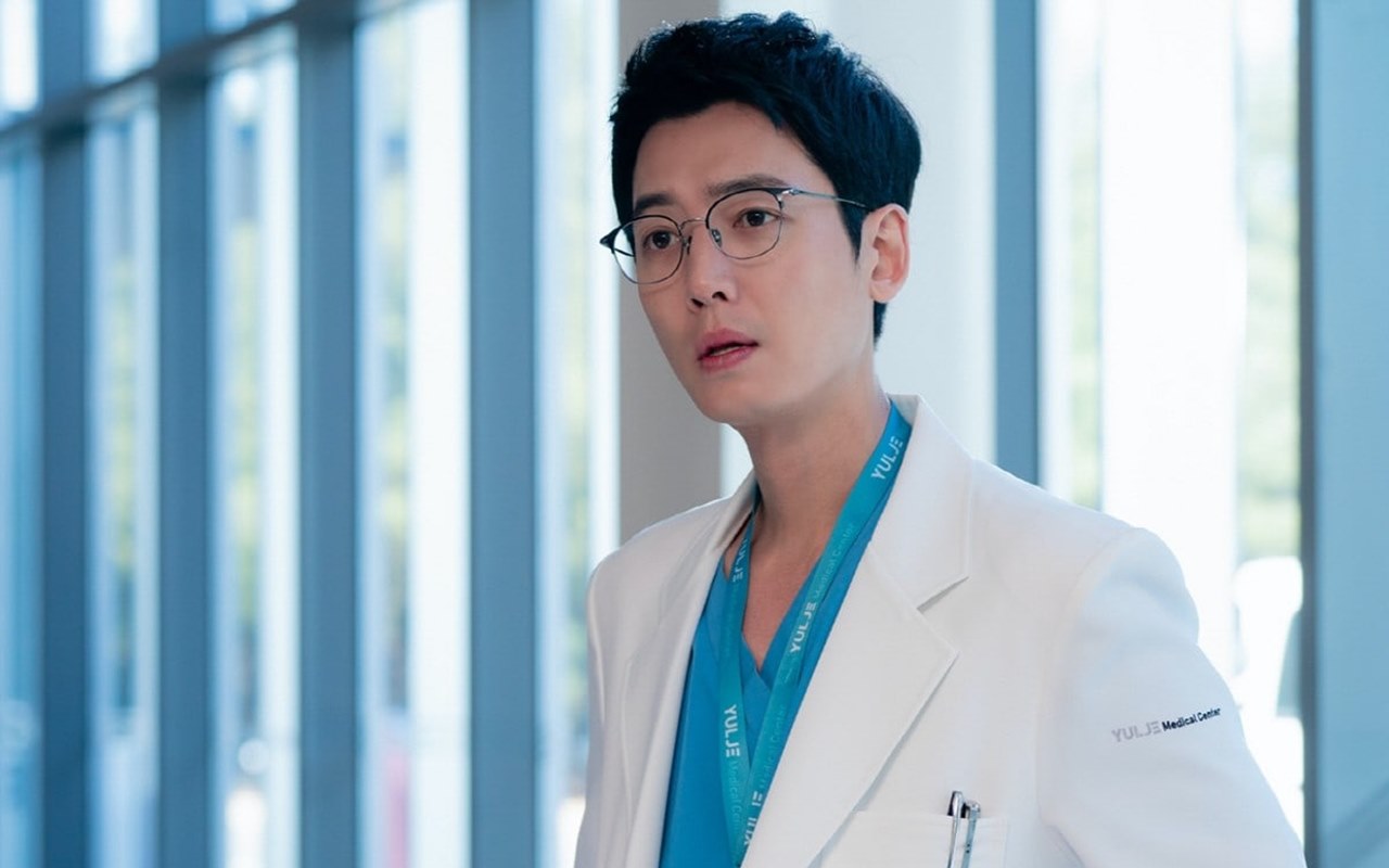 Gara-gara Adegan Ini, Jung Kyung Ho 'Hospital Playlist 2' Jadi Bahan Julid Netflix Korea