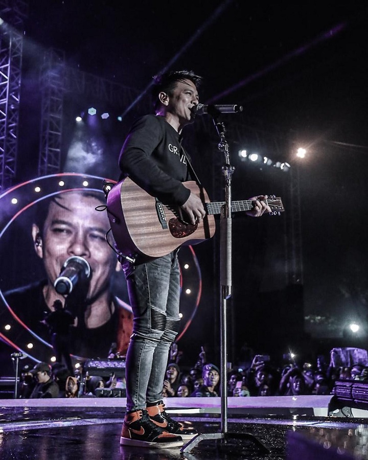 Hebat dalam membawakan lagu