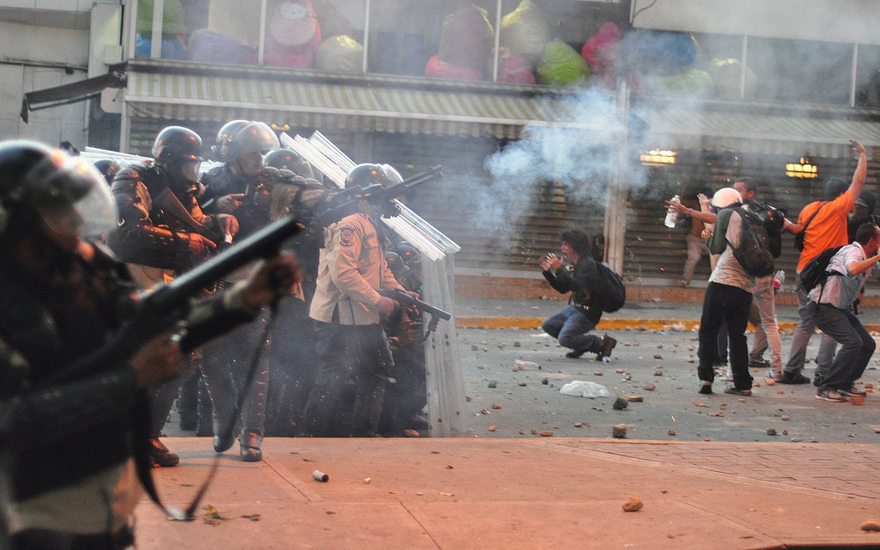 Thailand Unjuk Rasa Tolak Lockdown, Polisi Kerahkan Gas Air Mata dan Water Cannon