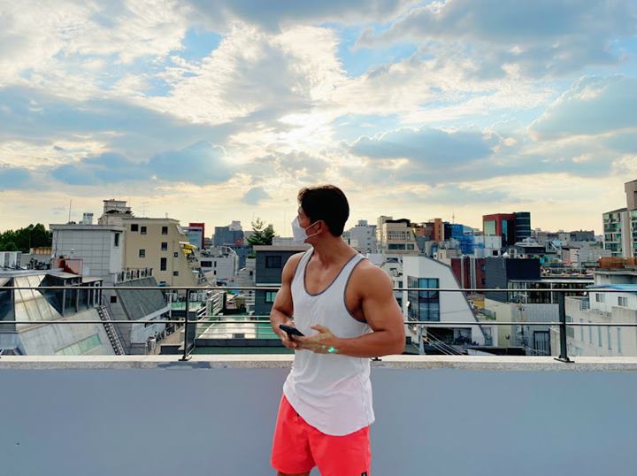 Kim Jong Kook membagikan potret barunya di YouTube