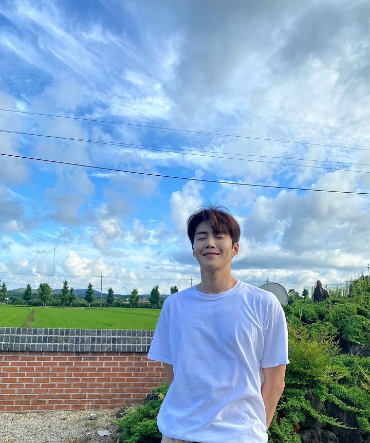 Senyuman Khas Kim Seon Ho