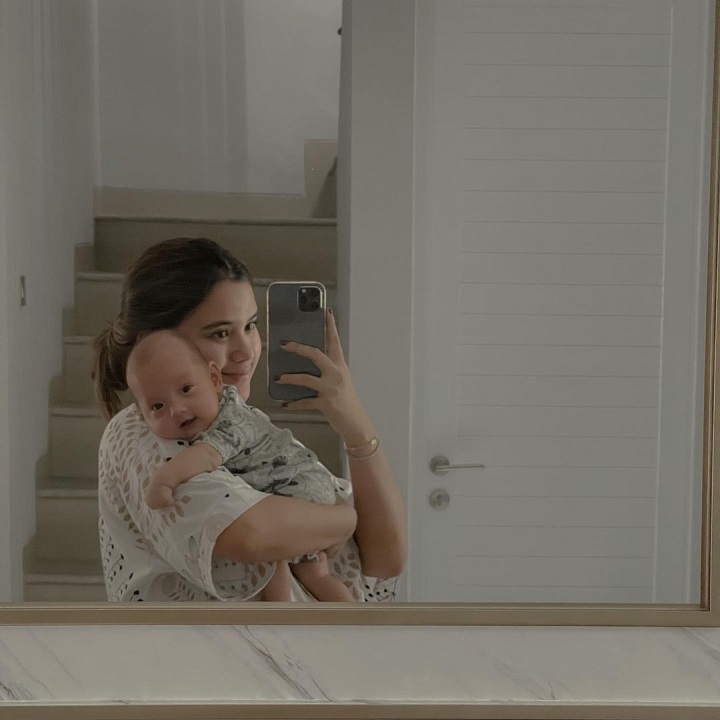 <i>Mirror Selfie</i> Berdua