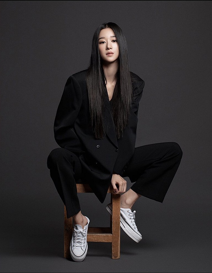 <i>Straight face</i> Seo Ye Ji yang menawan