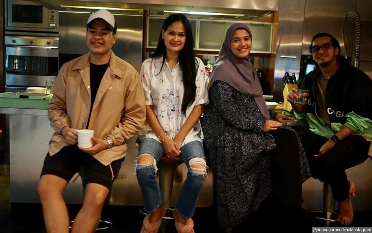 Pamer Foto Bareng, Donna Harun dan Menantu Malah Dipuji Bak Adik-Kakak