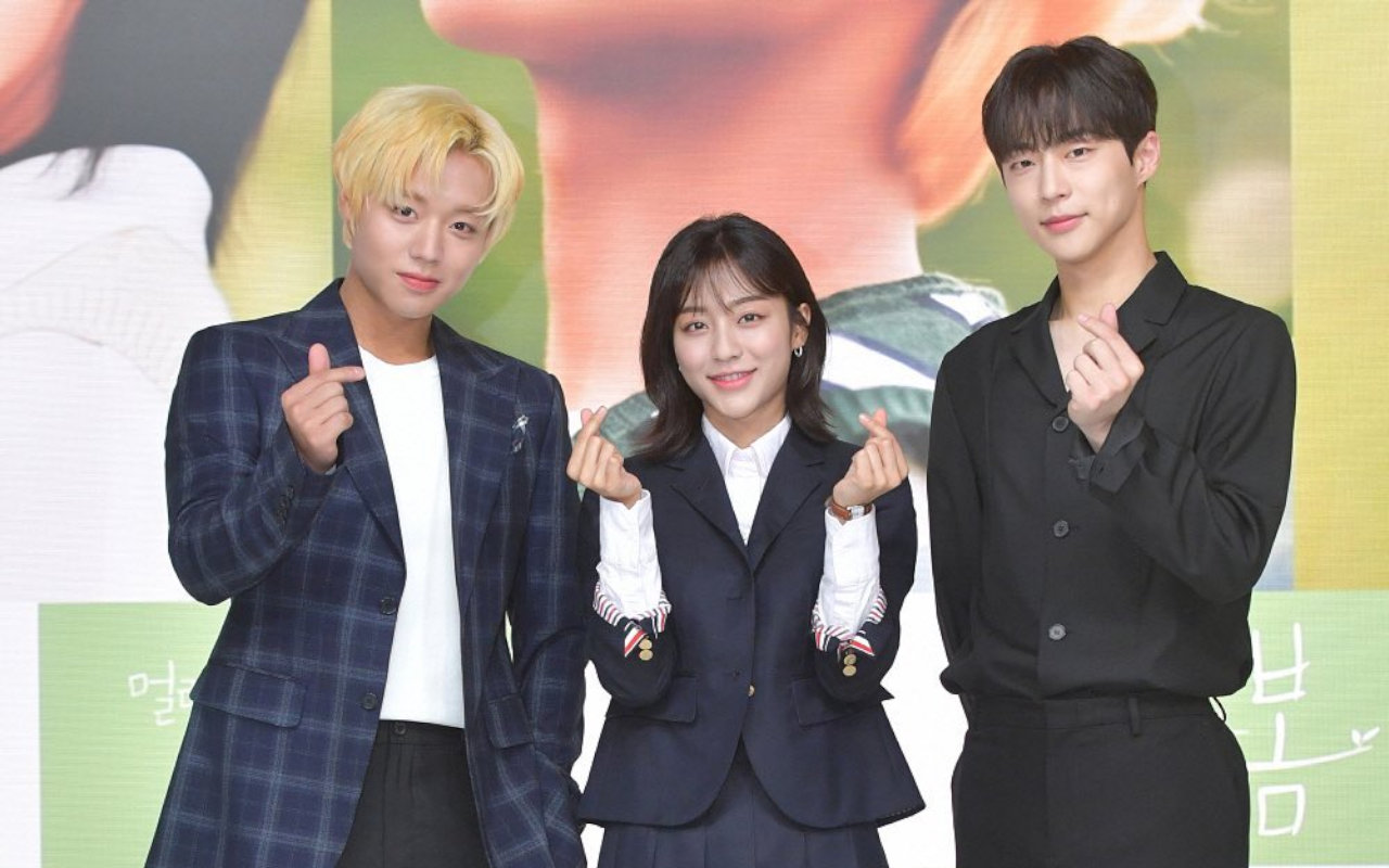 Bae In Hyuk Ungkap Perhatian Park Jihoon dan Kang Min Ah di Lokasi 'At a Distance, Spring is Green'