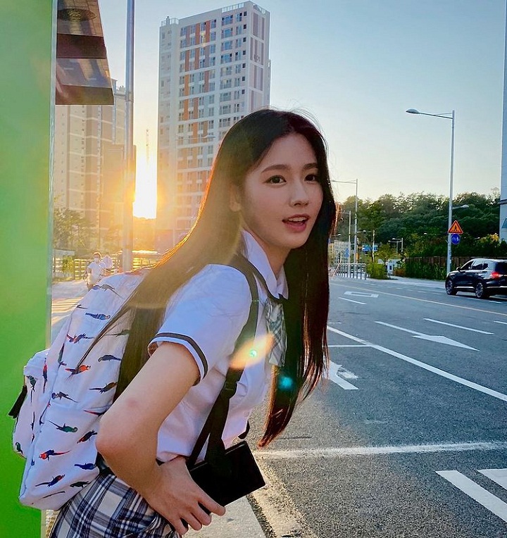 Miyeon tampil menggemaskan bak siswa sekolah