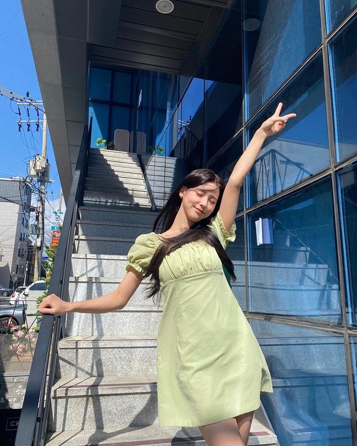 Menyatu dengan alam, miyeon kenakan <i>dress</i> hijau
