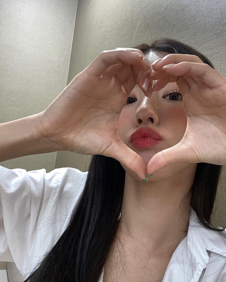 Imutnya Miyeon saat menyapa penggemar