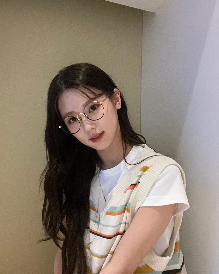 Pakai kacamata, Miyeon gak kalah mempesona