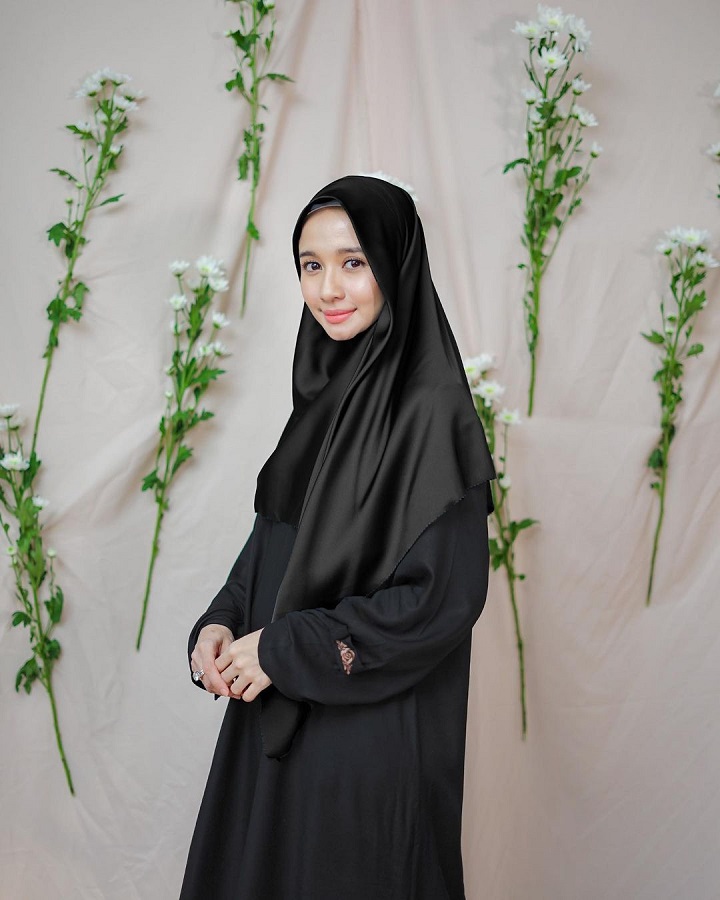 <i>All Black</i>!