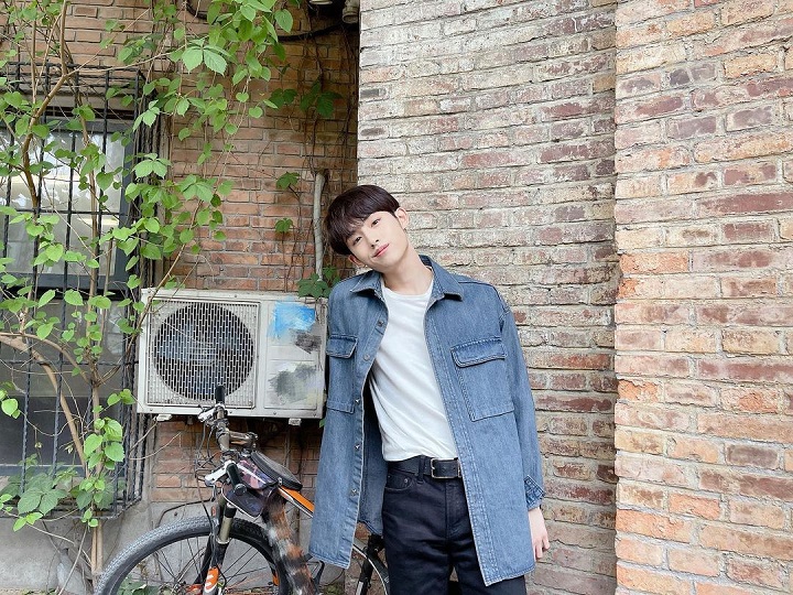 Kenakan OOTD Ala <i>Boyfriend Material</i>