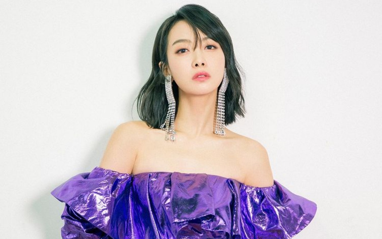 7 Potret Victoria f(x) Yang Disorot Karena Cium Rekan Artis Wanita