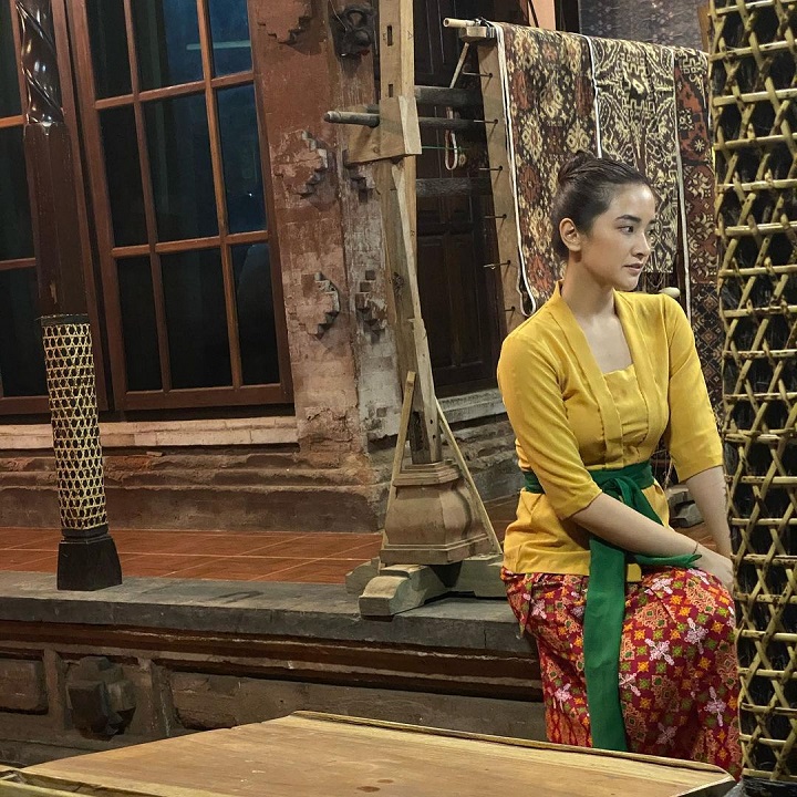 Anggun Memakai Pakaian Adat
