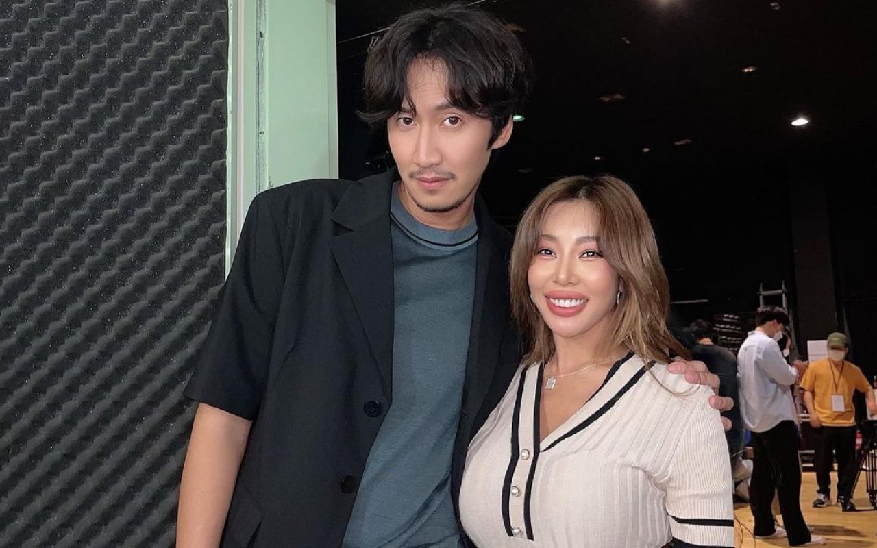 Interaksi Kocak Lee Kwang Soo dan Jessi di 'Jessi's Showterview' Berhasil Picu Tawa