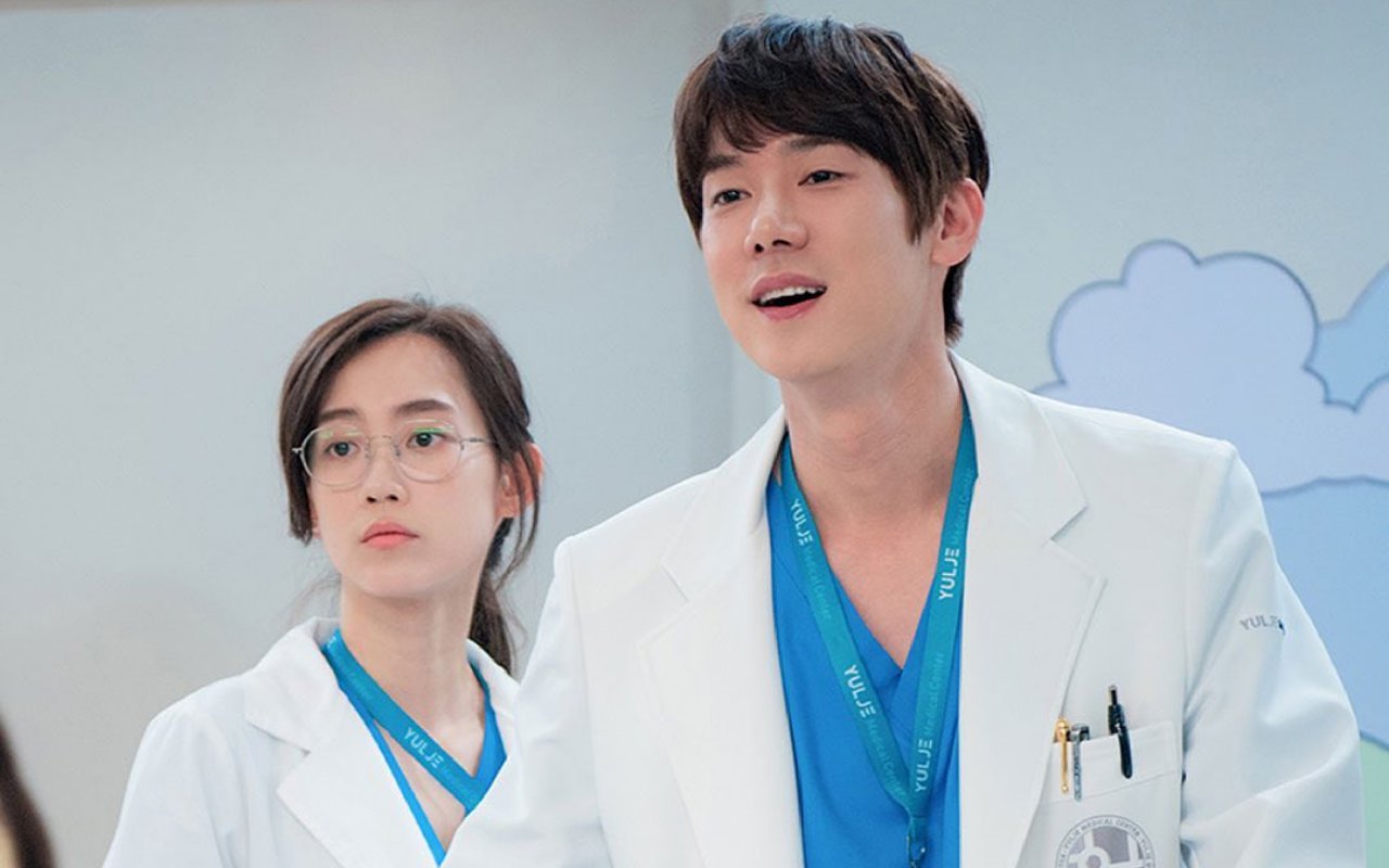 Hospital Playlist,Yoo Yeon Seok,Shin Hyun Bin,Winter Garden Couple.