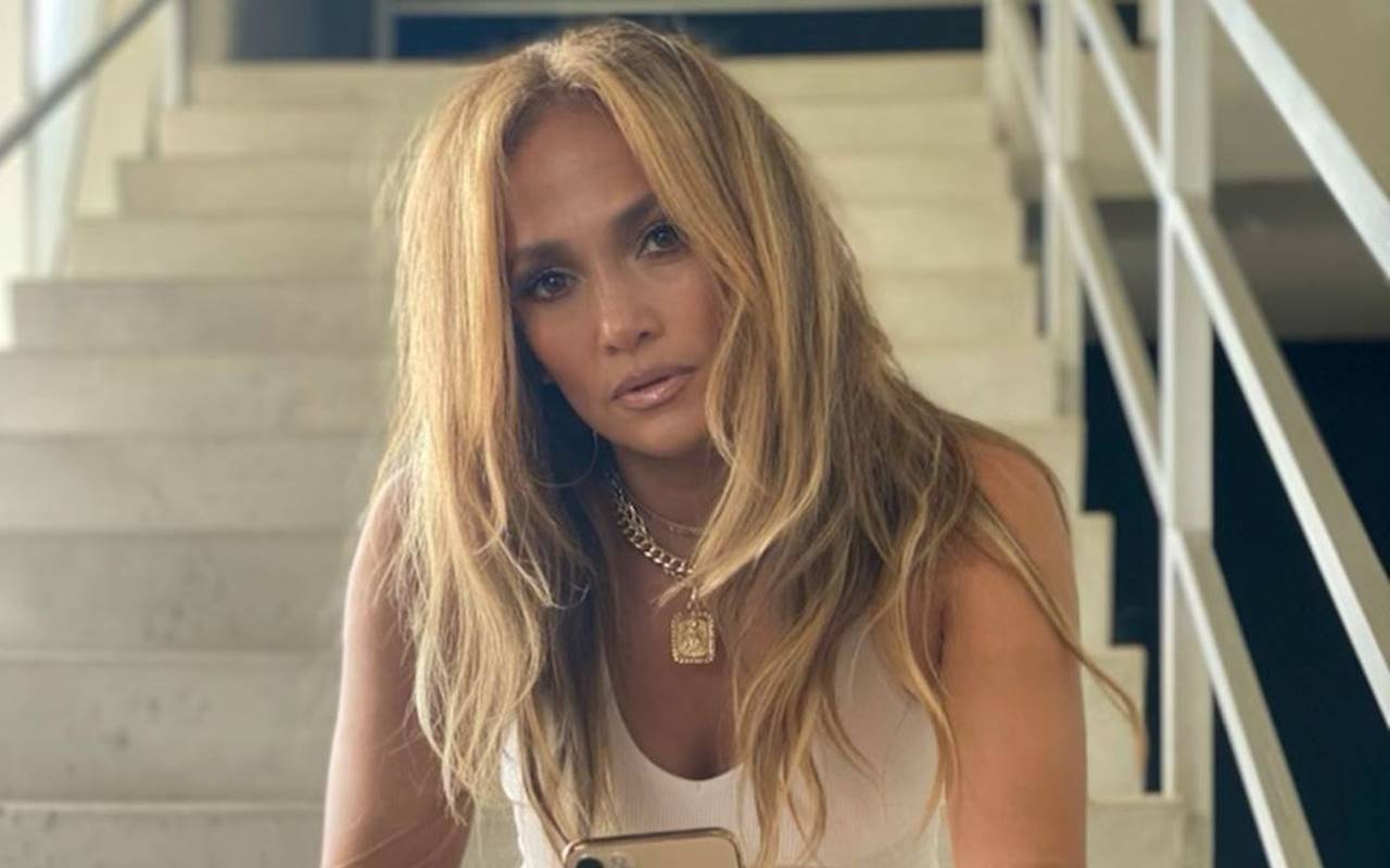 Makin Serius, Jennifer Lopez Pakai Kalung Berinisial Ben Affleck Di Depan Publik