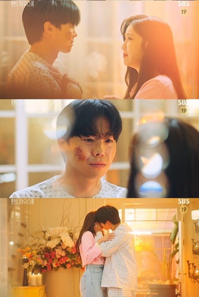 Adegan ciuman Lee Ji Ah dan Park Eun Seok di \'Penthouse3\'