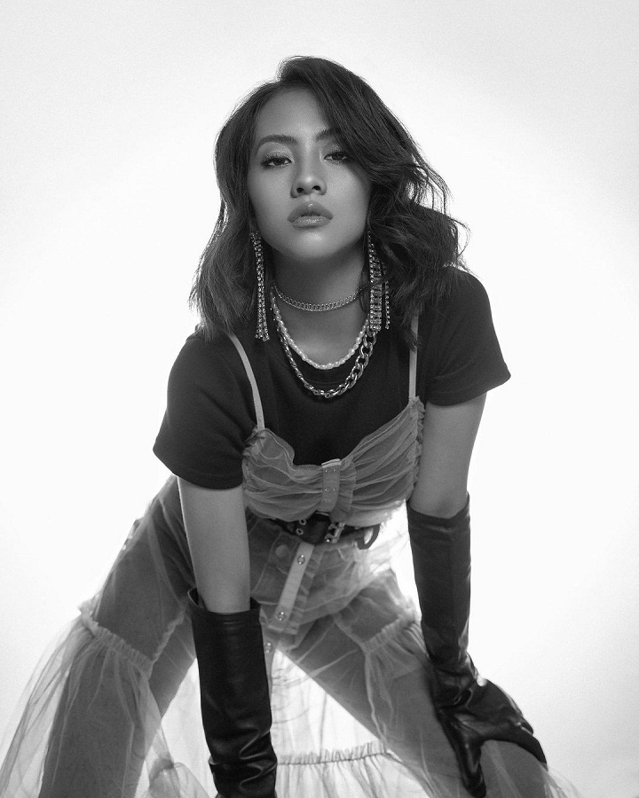 <i>Super edgy</i> bak <i>rock girl</i>