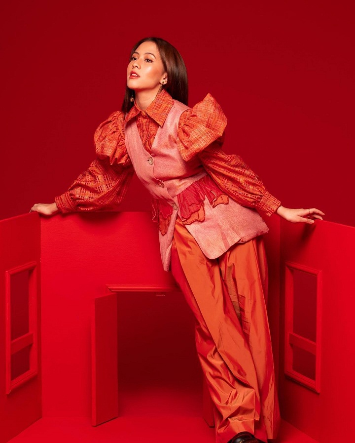Elegan dengan warna merah terang