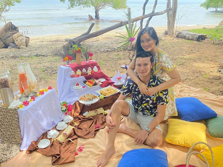 Potret piknik bak pengantin baru