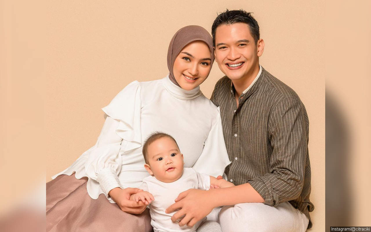 Heboh Foto Bayi Kekey Plek Ketiplek Putra Rezky Aditya, Citra Kirana Cuek Pose Bobok Cantik