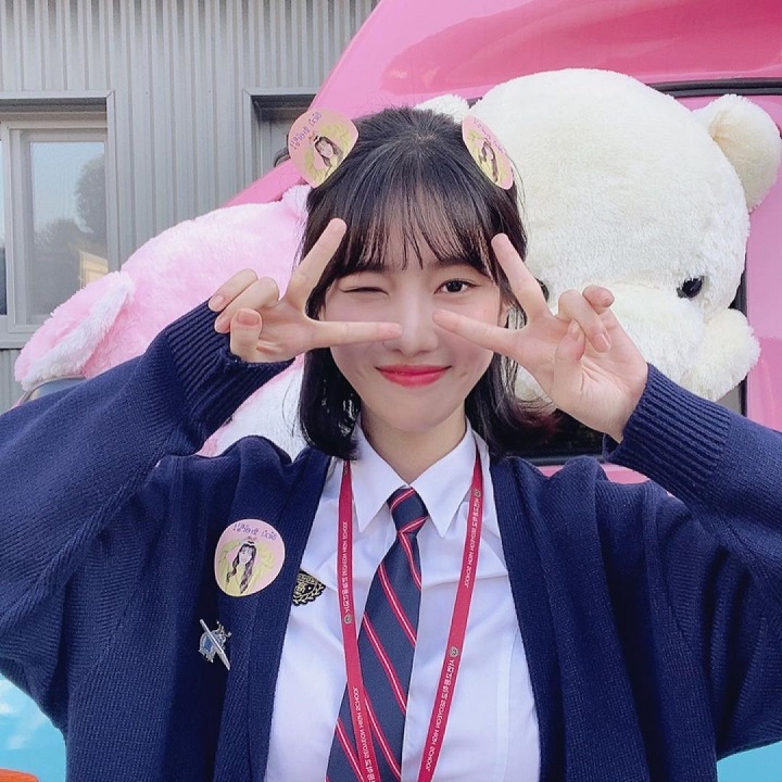 Pose Imut Mengenakan Seragam Sekolah