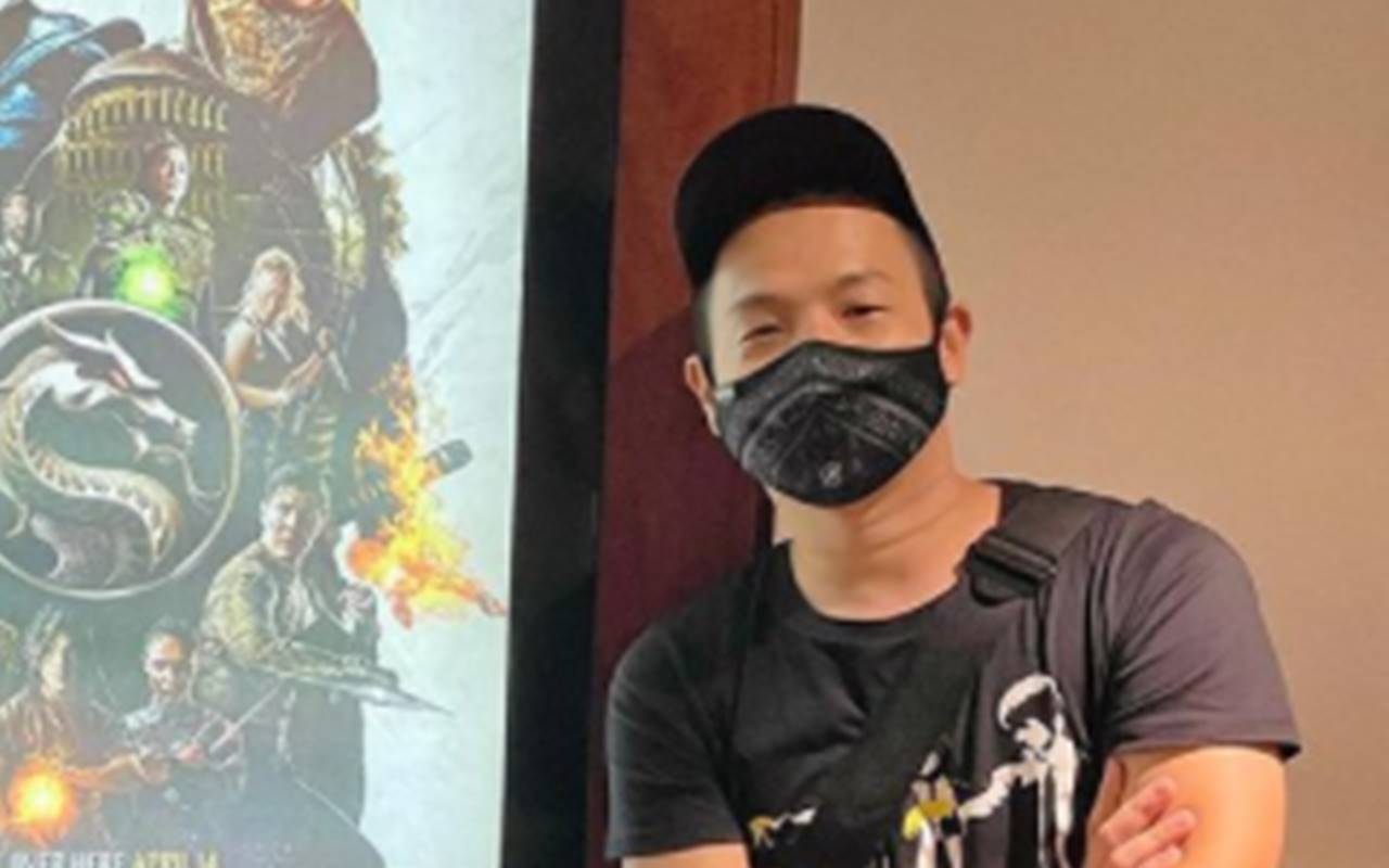 Ikuti Jejak Sophia Latjuba, Ernest Prakasa Kritik Sikap Bule yang Sesuka Hati Lepas Masker