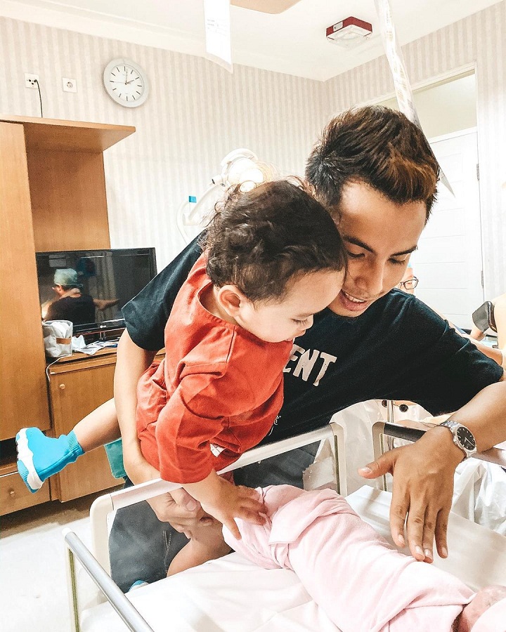 Momen romantis saat Okin dan Xabiru menyambut Chava ke dunia