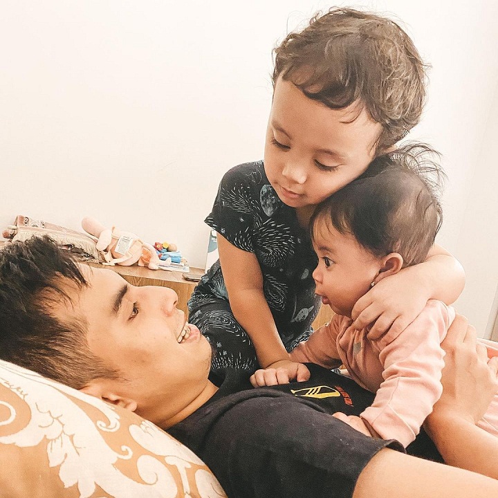 Potret <i>family man</i> Okin dan dua buah hatinya