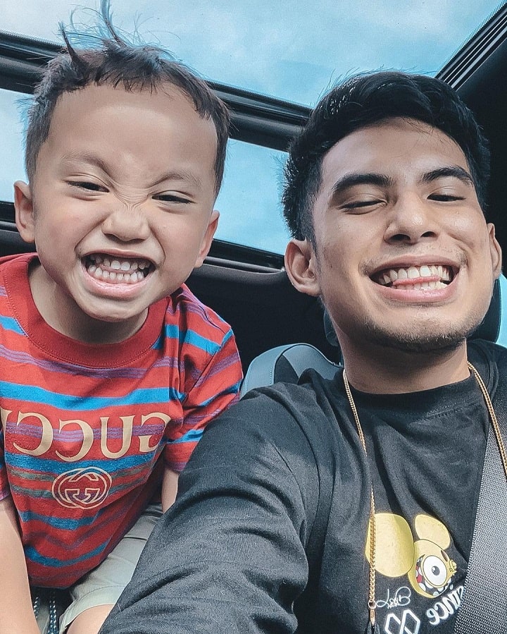 Momen kompak Okin dan Xabiru nyengir bareng