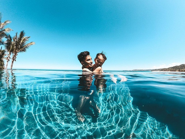 Potret Okin dan Xabiru menikmati momen berenang