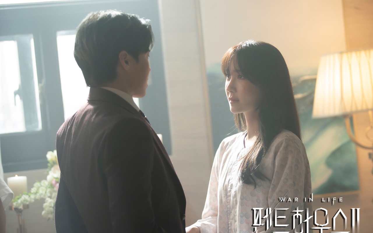 Karakter Lee Ji Ah Disebut Tak Normal Usai Cium Bibir Kim Eun Seok di 'Penthouse 3'