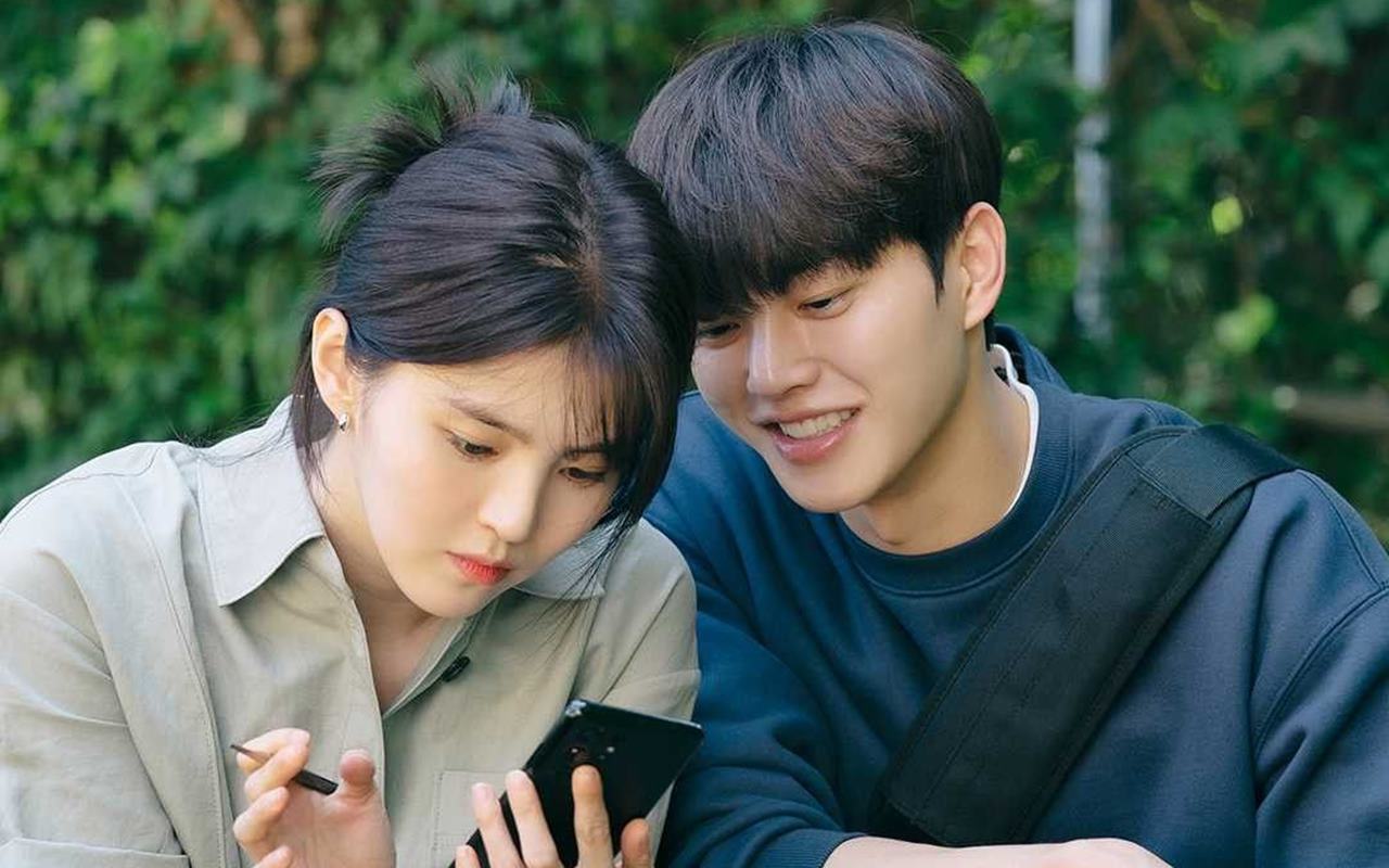 Song Kang Puji Han So Hee Cantik usai Paksa Lakukan Hukuman Bareng di Promosi 'Nevertheless'