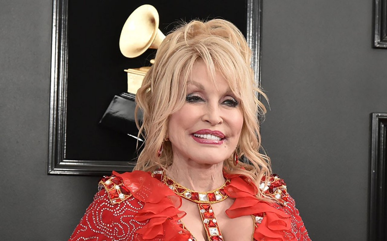 Sumbang Whitney Houston Lagu, Dolly Parton Pakai Royalti Fantastisnya