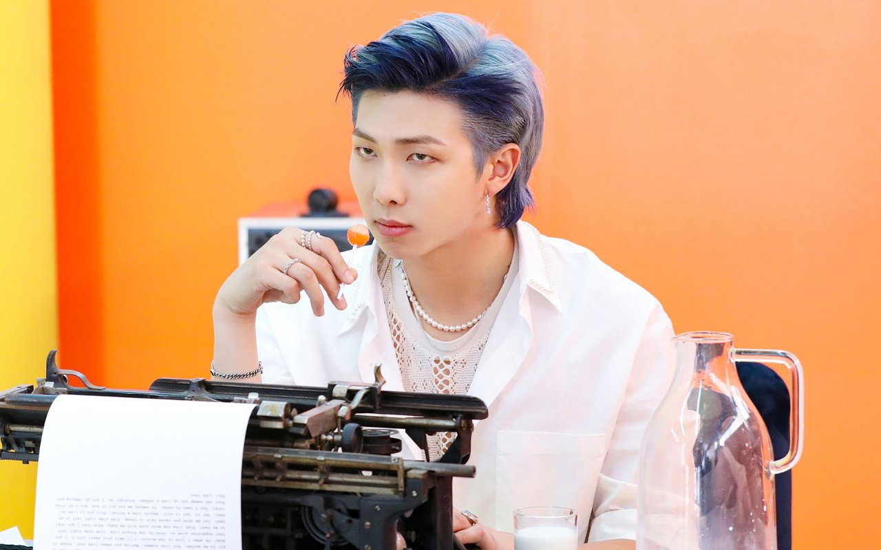 Acara Mnet pernah mengungkapkan daftar idol paling cerdas di salah satu episode. RM menarik perhatian khusus karena reputasinya yang sudah terkenal sebagai sosok cerdas.