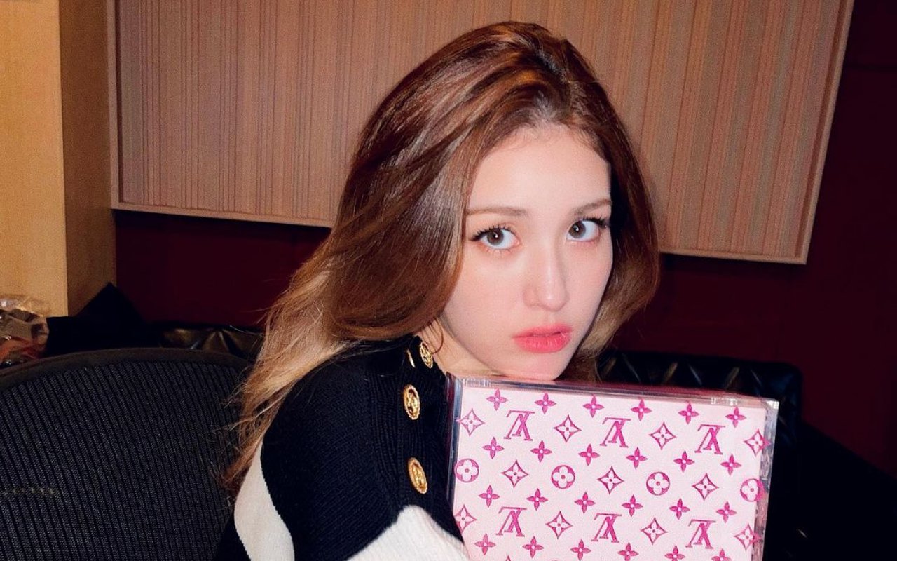 Jeon Somi memicu kekhawatiran dari penggemar tentang berapa banyak berat badannya yang turun. Namun foto jurnalis terbaru dari showcase comeback menghilangkan kekhawatiran tersebut.
