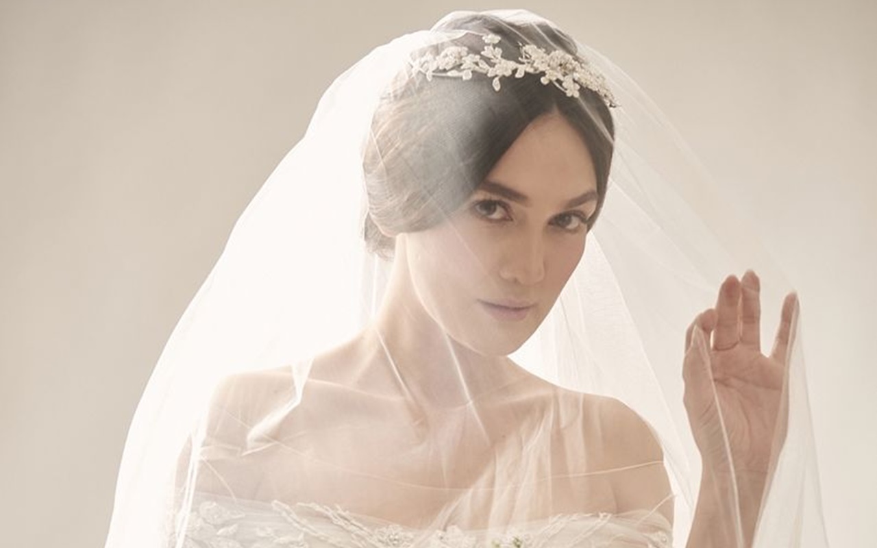 Luna Maya dipuji habis-habisan usai memamerkan foto terbarunya yang disebut mirip calon pengantin. Memakai baju serba putih, kecantikan Luna sukses membuat netter salah fokus dan menolak percaya.
