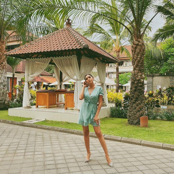 Millen tampil anggun dengan gaun super cerah