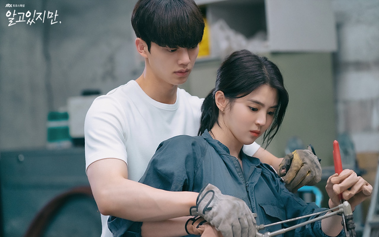Song Kang dan Han So Hee Luwes Saling Sentuh Saat Syuting di Bianglala 'Nevertheless'