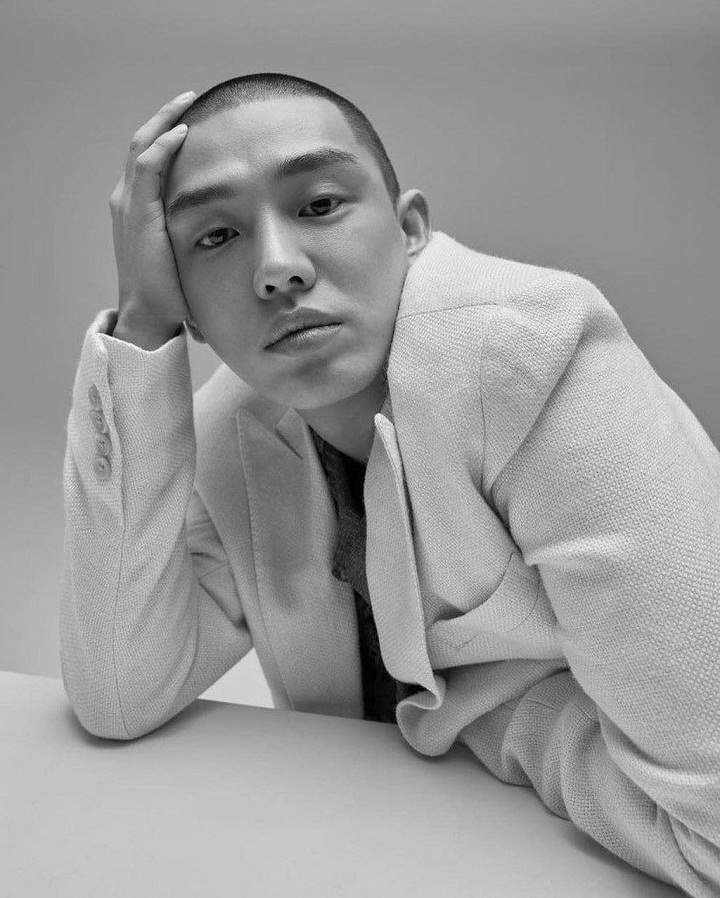 Yoo Ah In potong cepak makin terlihat seksi
