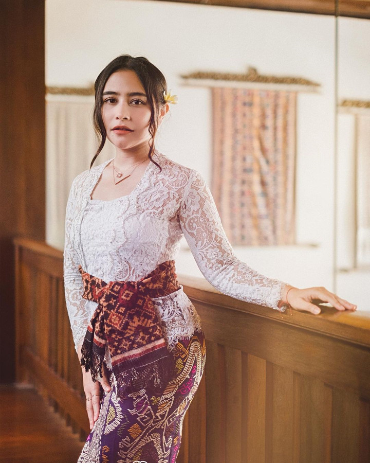 Kenakan baju adat bali, Prilly Penuh pesona