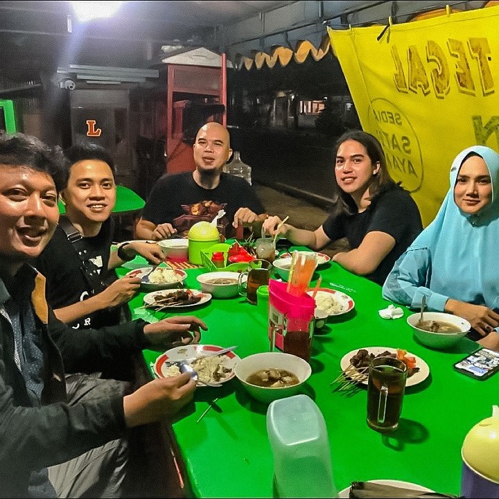 Gerai Rambut Ketika Sedang Makan