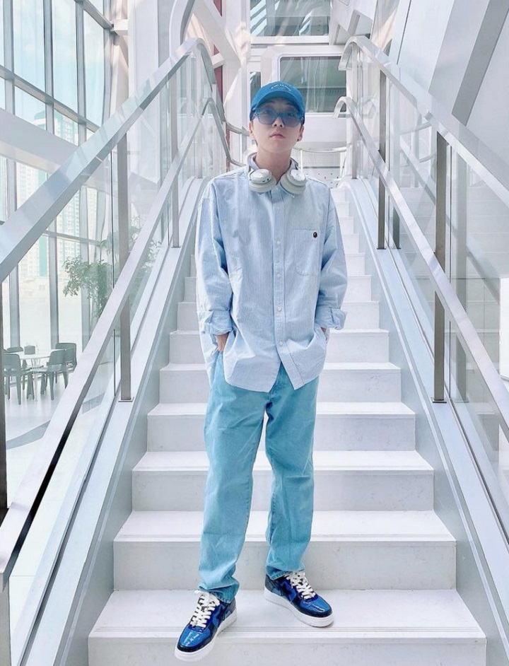 <i>Outfit</i> Khas<i>Boyfriend Material</i>