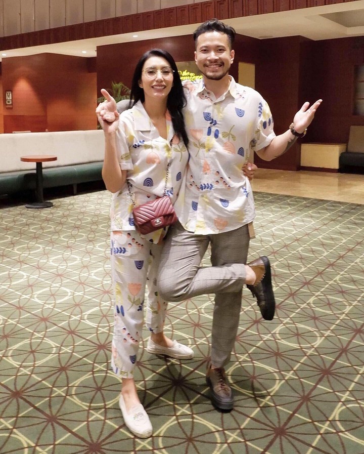 Romantis dengan baju <i>couple</i>