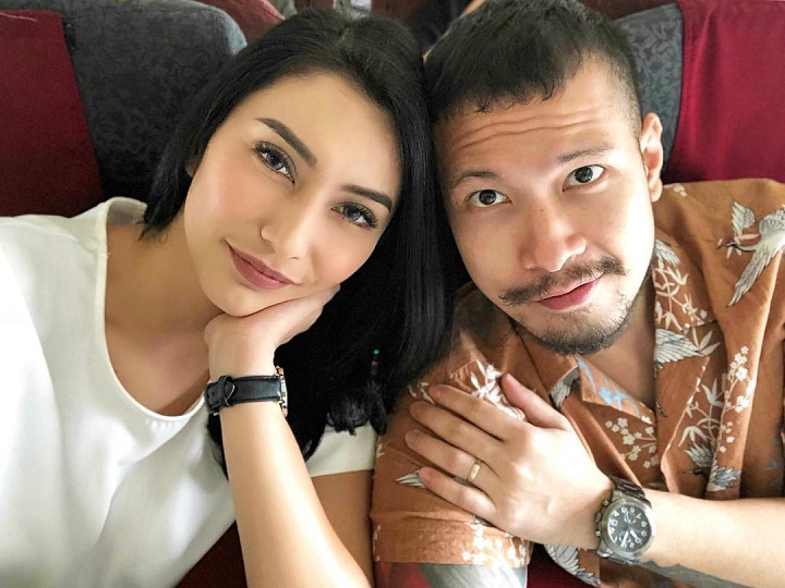 Senyum penuh kebahagiaan