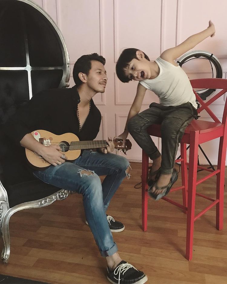 Duet lagu bareng nih!